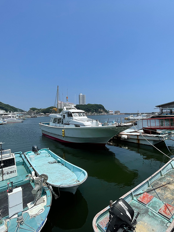 片名漁港に係留された漁船